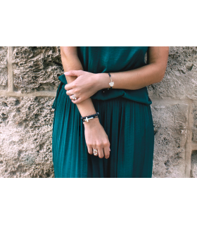 Mujer con pulsera biznaga plata