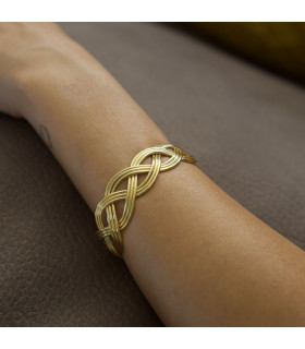 Pulsera trenzada en dorado.