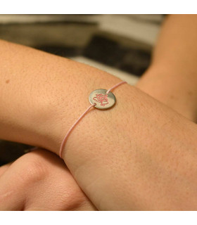 A customizable thread bracelet