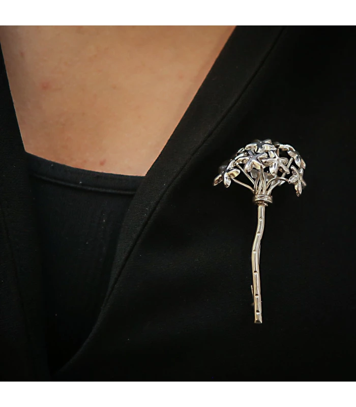 Broche biznaga con tres jazmines de plata