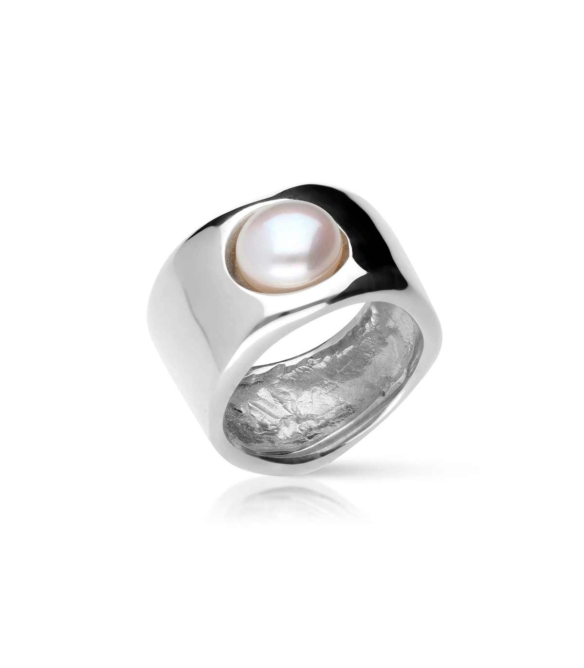 Impressive sterling silver button pearl ring. A basic that you