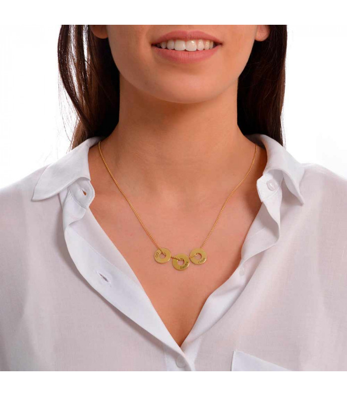 Mujer con collar personalizados nombres