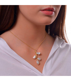 Woman with baroque pearl choker in sterling silver