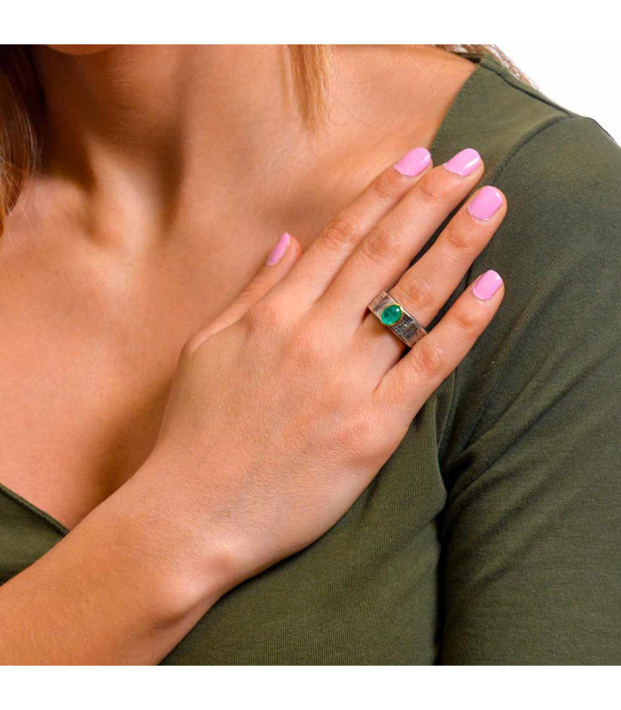 Women's ring with emerald stone silver and gold