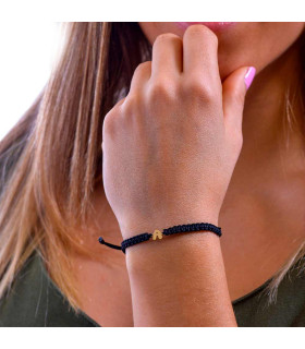 Pulsera inicial en oro para mujer con hilo macramé