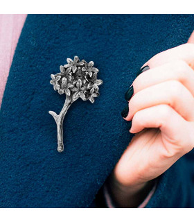 Broche de flores de biznaga de plata