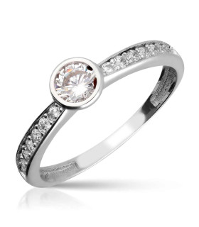 Diamond ring in white gold with round setting and side diamonds.