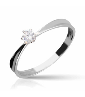 Solitaire ring with 3mm central diamond with 6 claws