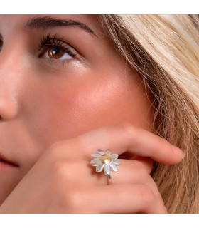 Women's flower-shaped ring in silver and diamond