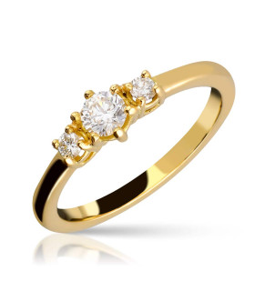 Anillo de 3 diamantes montado con garras en oro amarillo