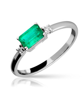 White gold ring with emerald and diamond