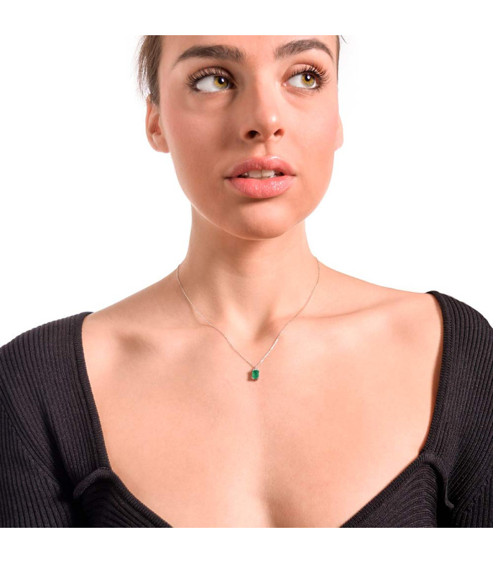 Precioso collar para mujer con una esmeralda y arriba un diamante