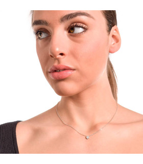 Collar para mujer en oro blanco en forma de estrella de 6 puntas con diamantes.