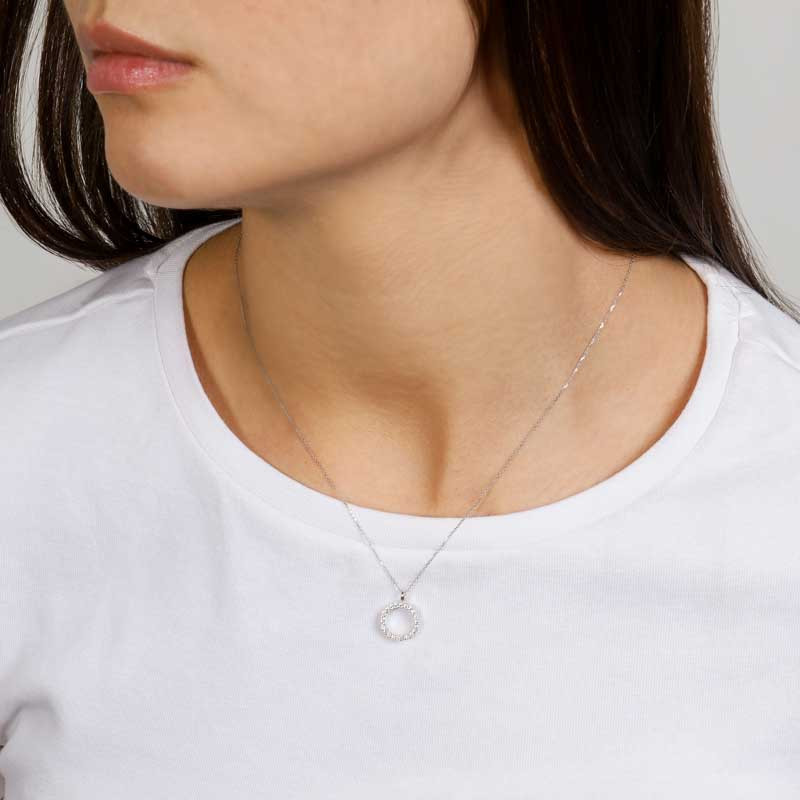 Collar para mujer con colgante círculo circonitas en oro blanco