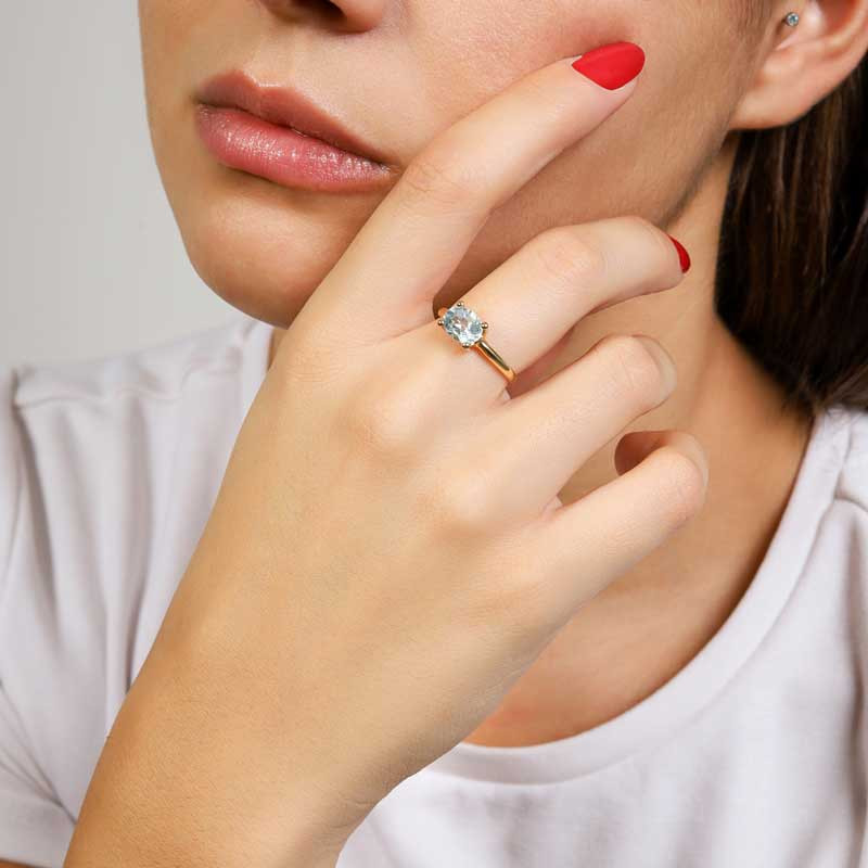 anillo de oro con aguamarina con cuatro garras